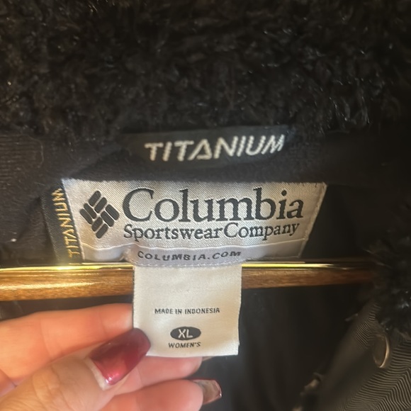 Woman’s Columbia Titanium Jacket with Omni-tech, waterproof. - Picture 2 of 7